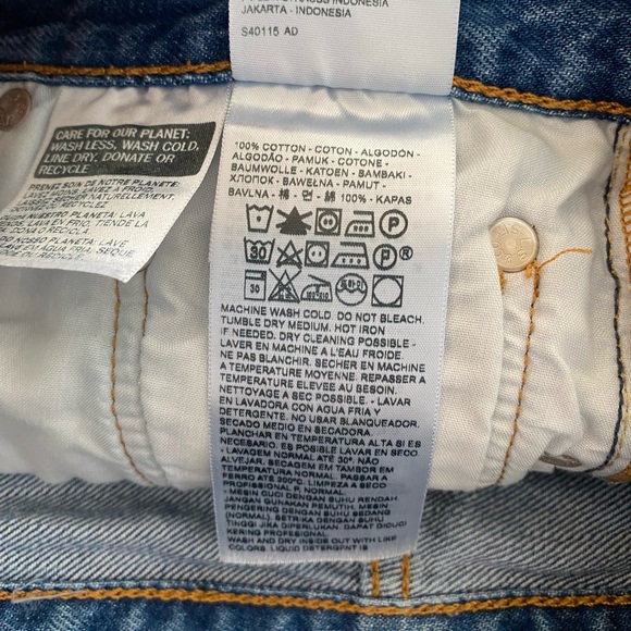 Levi’s 501 Distressed Denim Shorts in Mid View - Picture 8 of 9